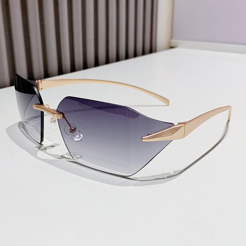 Dame moteriktig kvadratisk solbrille med dekorert metallramme Skanto