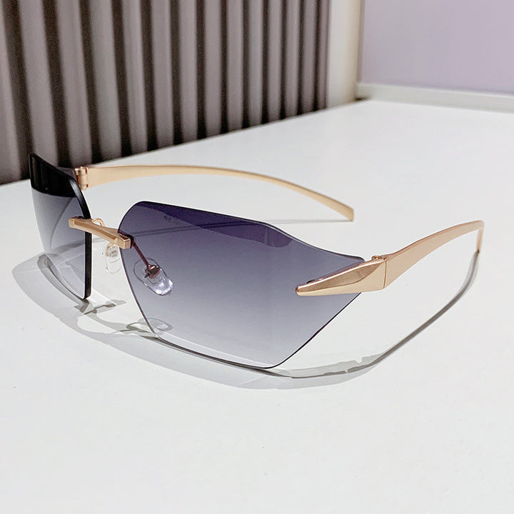 Dame moteriktig kvadratisk solbrille med dekorert metallramme Skanto
