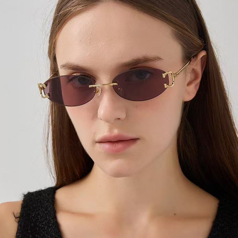 Dame elegant ovalformet solbrille med moderne metalramme Skanto