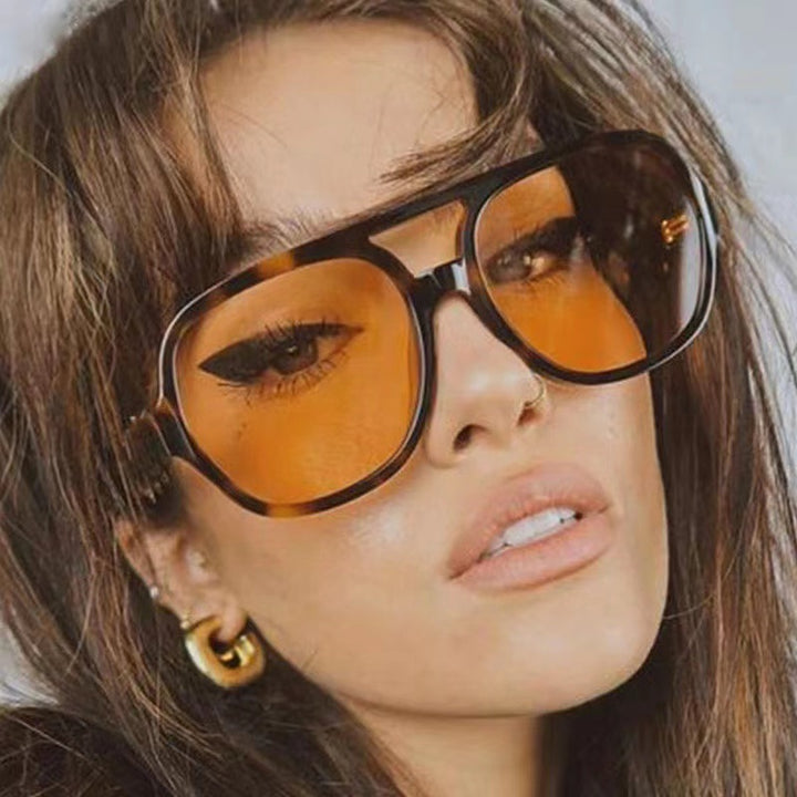 Dame modische Oversized-solbrille med iøynefallende mønster Skanto