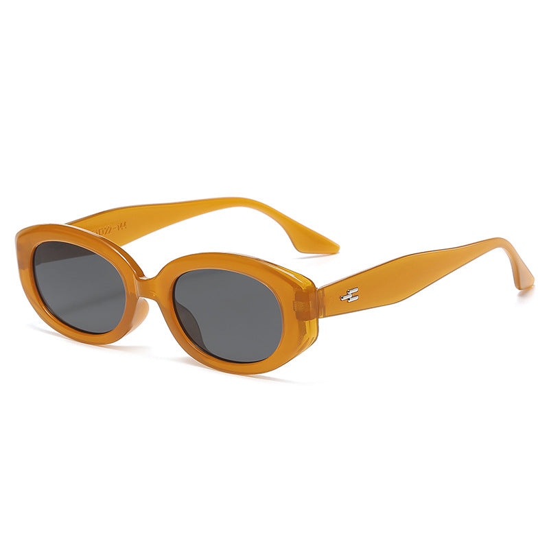 Dame moteriktig solbrille med moderne, oval ramme Skanto