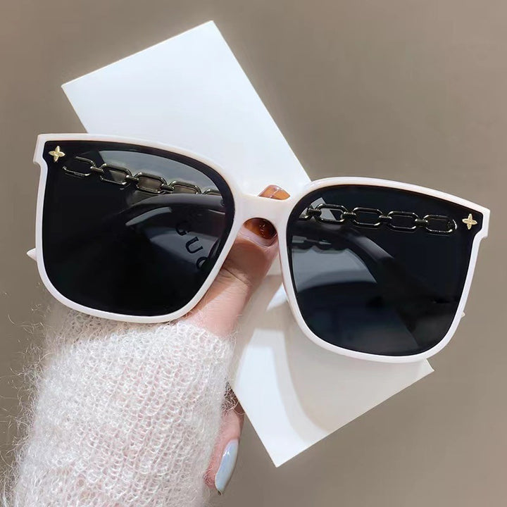 Dame ekstrastor solbrille med modig kjedeinnramming Skanto