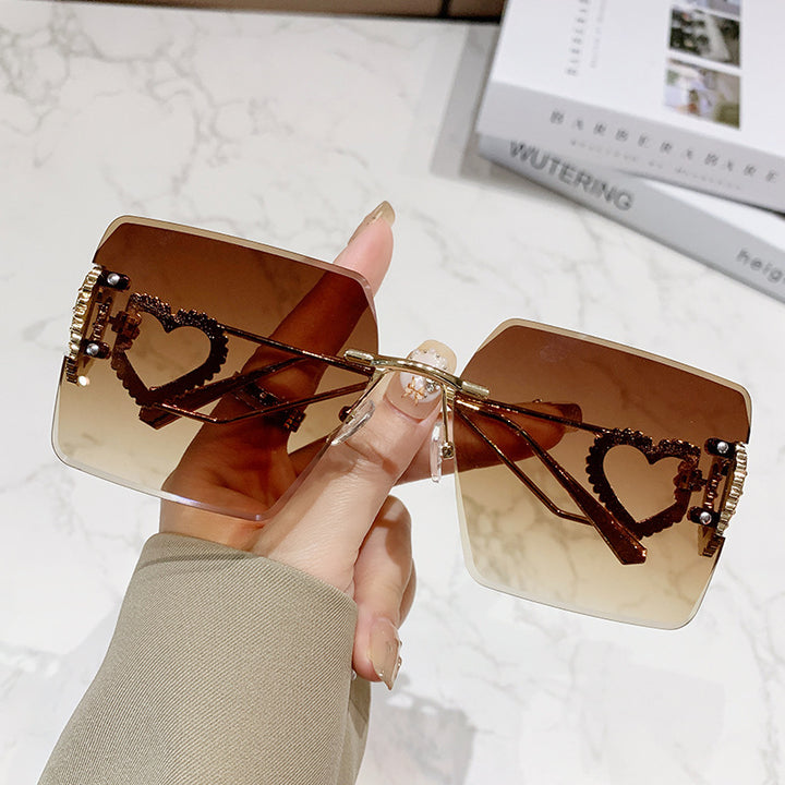 Dame moteriktig solbrille med trendy hjerte-design Skanto