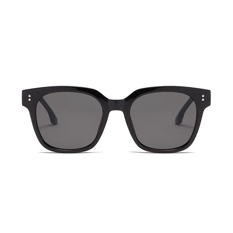 Dame solbrille i innovativ design med bred ramme Skanto