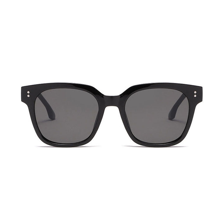 Dame solbrille i innovativ design med bred ramme Skanto
