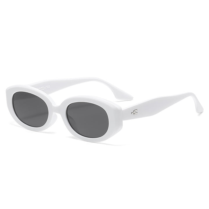 Dame moteriktig solbrille med moderne, oval ramme Skanto