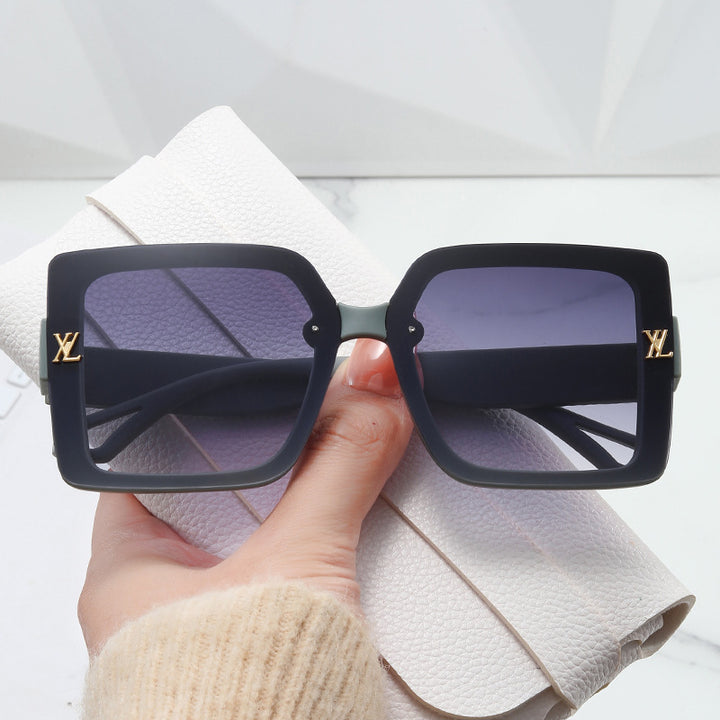 Damen moteriktig firkantet solbrille med elegant design Skanto