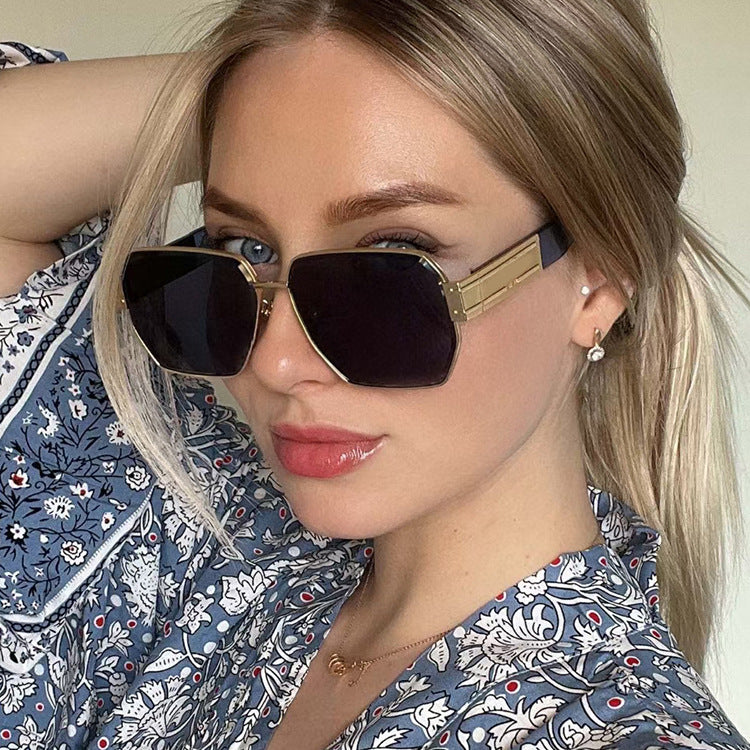 Damer elegant solbrille med markant geometrisk ramme Skanto