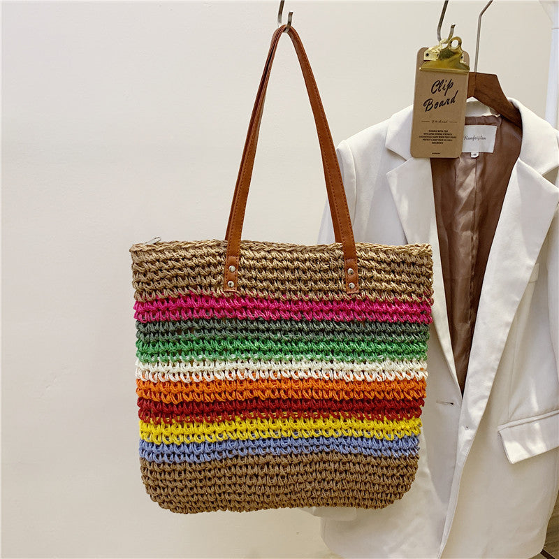 Håndlaget strandveske med fargerikt stripe mønster Skanto