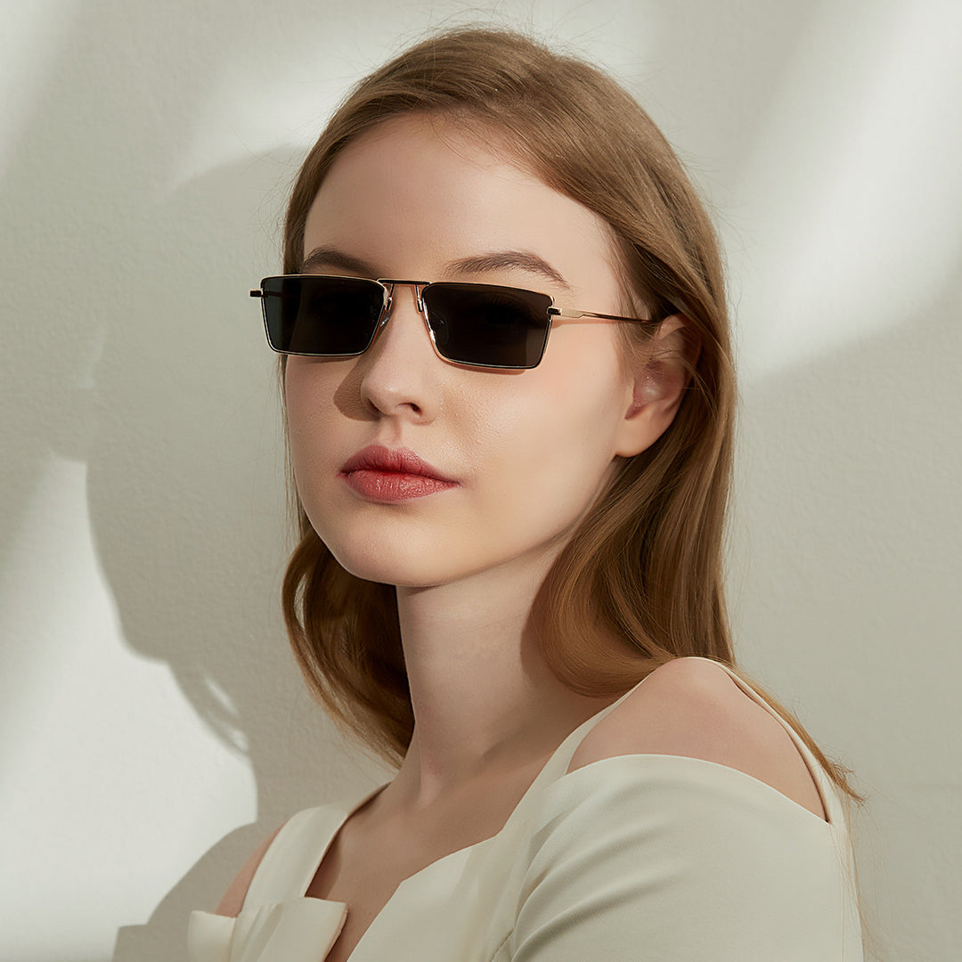 Dame elegant firkantet solbrille med smal metallramme og UV-beskyttelse Skanto