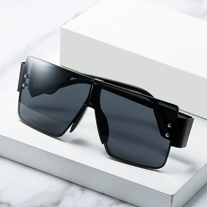 Dame trendy oversized solbriller med futuristisk design Skanto