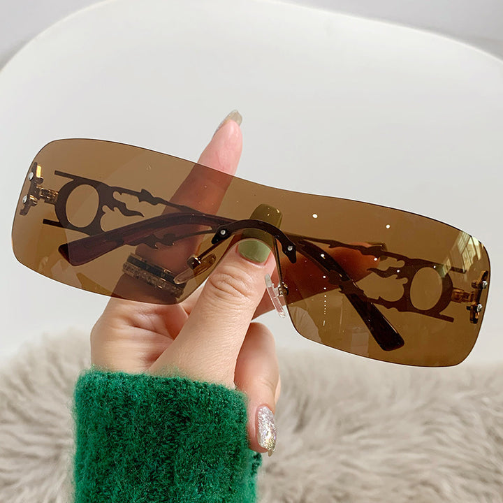 Dame moteriktig solbrille med innovativt design Skanto