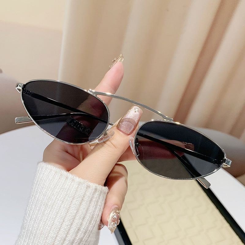 Dame modische solbrille i elegant ovaldesign Skanto