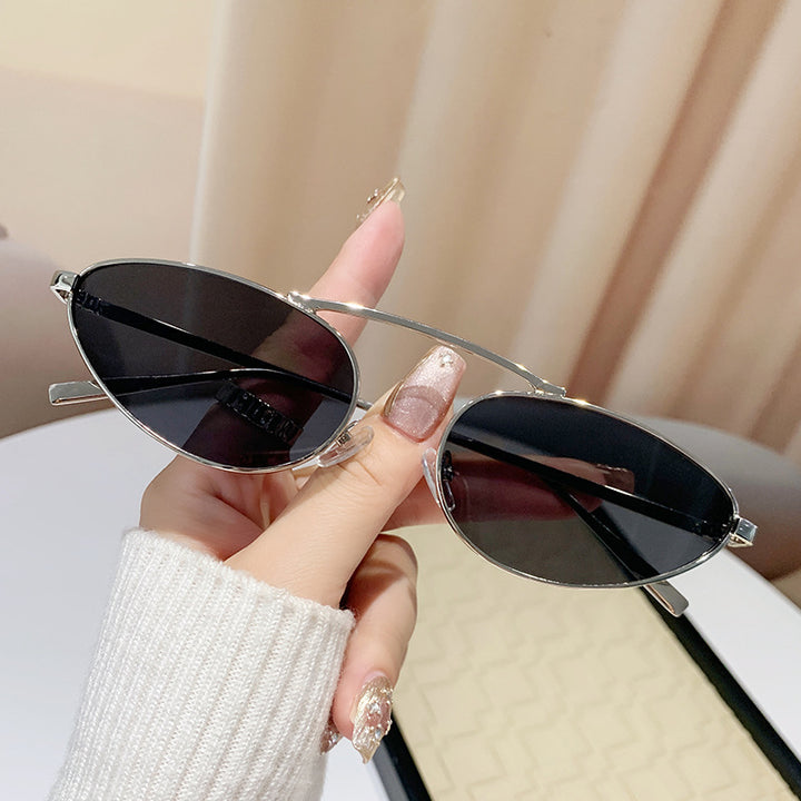 Dame modische solbrille i elegant ovaldesign Skanto