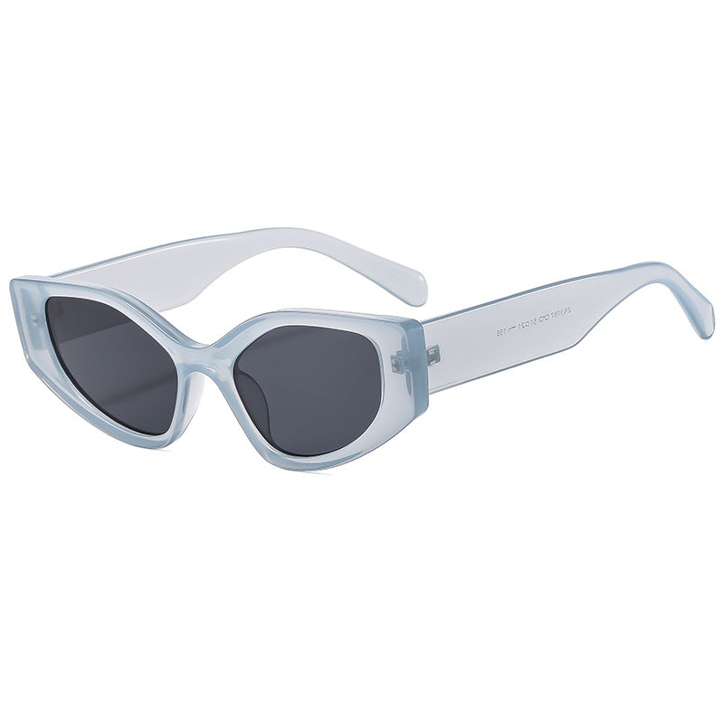 Dame moteriktig solbrille med moderne, vidvinklet ramme Skanto