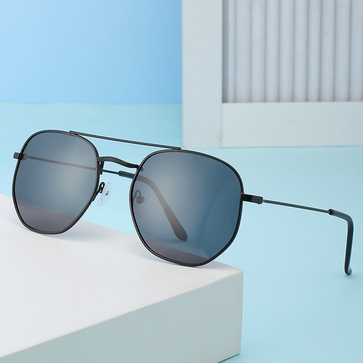 Dame solbrille med oval ramme og beskyttende gradientlinse Skanto