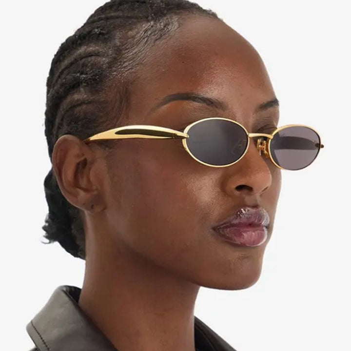 Dame moteriktig solbrille med oval ramme og glitrende detaljer Skanto
