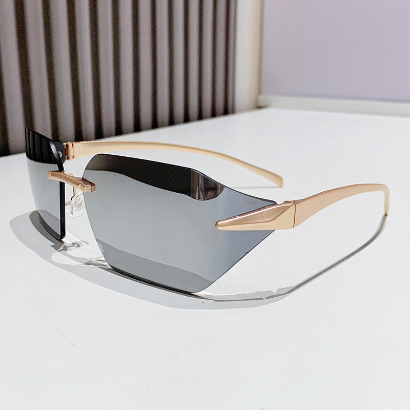 Dame moteriktig kvadratisk solbrille med dekorert metallramme Skanto