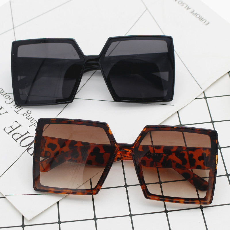 Dame Mote Oversized Solbriller med kantet design Skanto