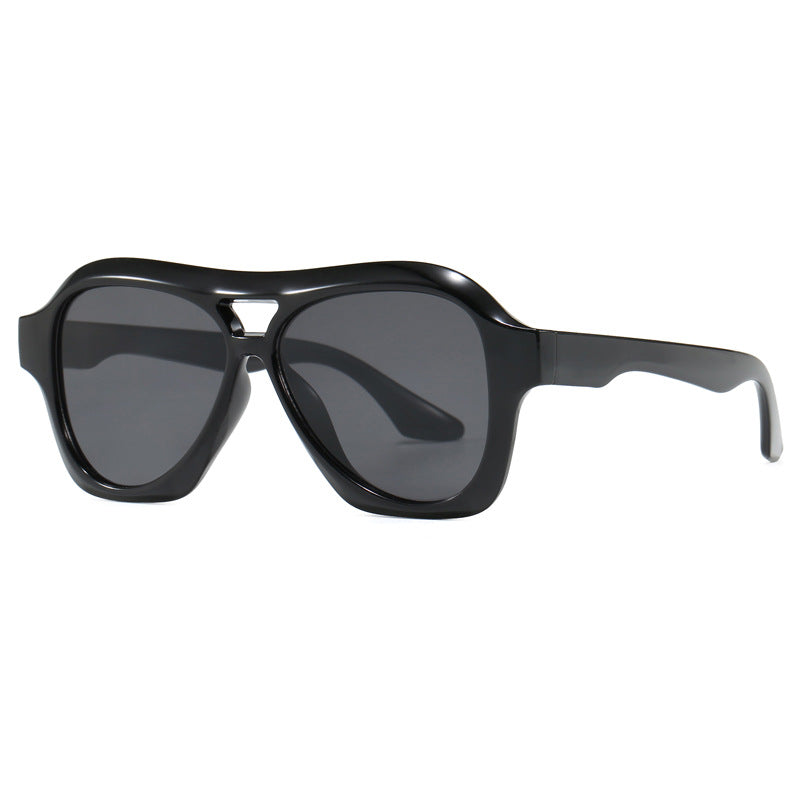 Dame moterik solbrille i innovativ design med bred ramme Skanto