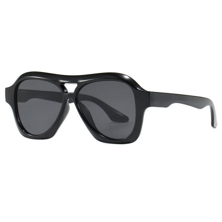 Dame moterik solbrille i innovativ design med bred ramme Skanto