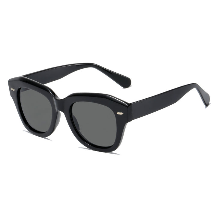 Dame stilig solbrille i moderne design med gjennomsiktig ramme Skanto