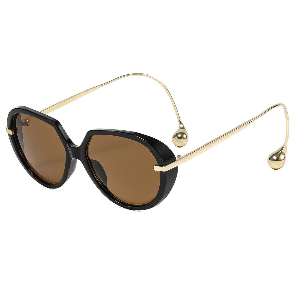 Dame cat-eye solbriller med gyldne detaljer og stilig ramme Skanto