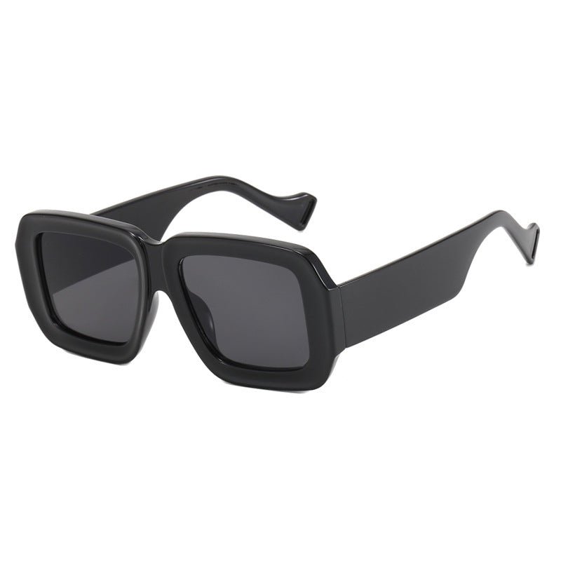 Dame moterik solbrille med kvadratisk design og stilig mønster Skanto