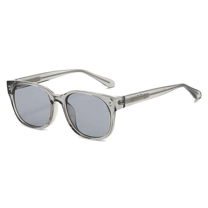Dame moteriktig solbrille med gjennomsiktig ramme og elegante detaljer Skanto