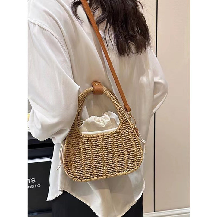 Moderne Rattantur med elegant lærdetalj Skanto