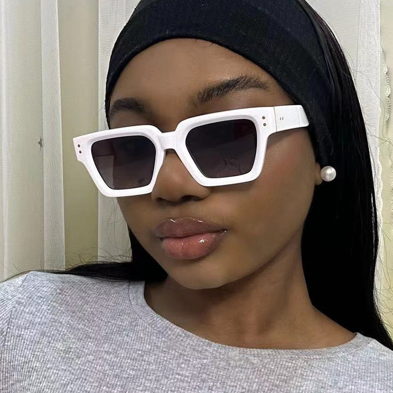 Dame moteriktig solbriller i elegant oversized design Skanto