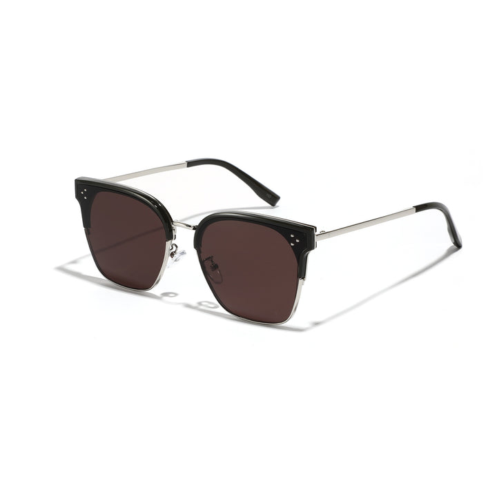 Dame moteriktig solbrille med markant design og kontrastfylt ramme Skanto