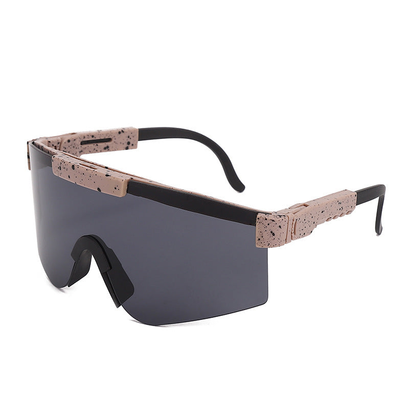 Dame Sporty Statement Solbrille i moderne design Skanto