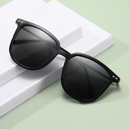 Dame moteriktig oversized solbrille med robust ramme og UV-beskyttelse Skanto