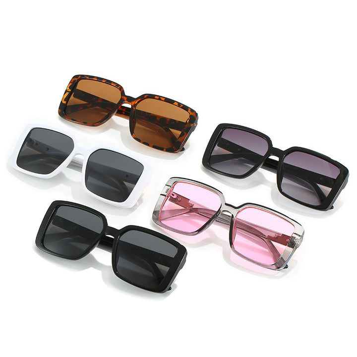 Dame moteriktig firkantet solbrille med trendy detaljer Skanto