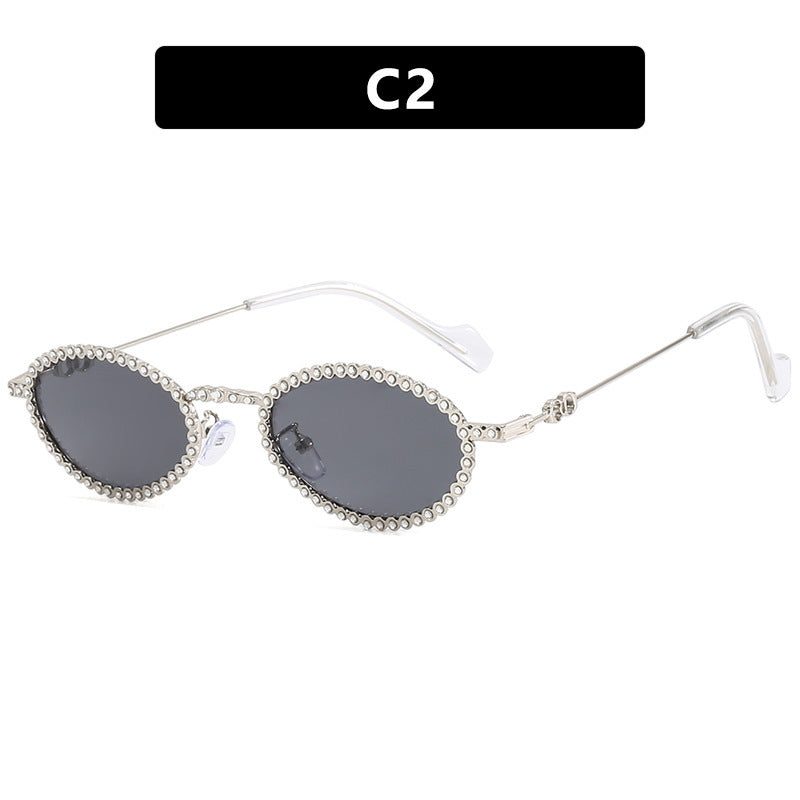 Dame moteriktig solbrille med unik, lekende kant Skanto