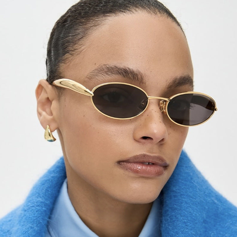 Dame moteriktig solbrille med oval ramme og glitrende detaljer Skanto