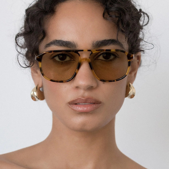 Dame moteriktig solbrille i elegant kvadratdesign Skanto