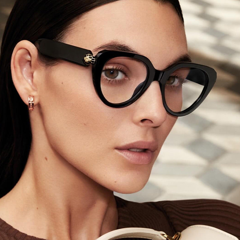 Dame Cat-Eye solbriller med gullige detaljer og beskyttende UV-filter Skanto