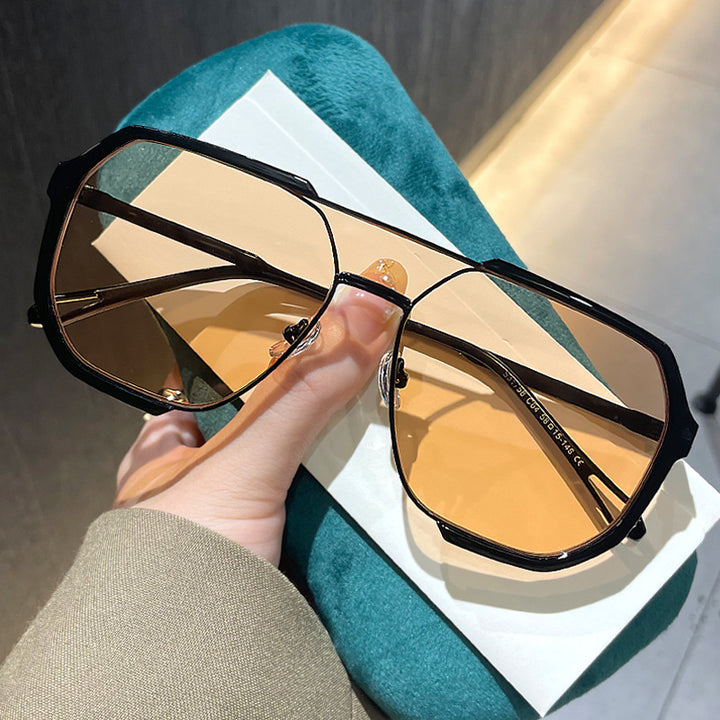 Dame geometrisk solbrille med spesiell ramme og UV-beskyttelse Skanto