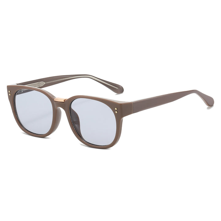 Dame moteriktig solbrille med gjennomsiktig ramme og elegante detaljer Skanto