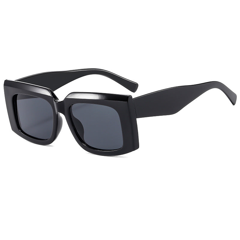 Dame Moda solbrille med markant kvadratisk ramme og UV-beskyttelse Skanto