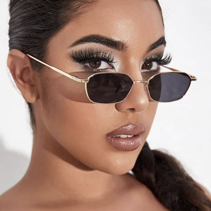 Dame geometrisk solbrille i minimalistisk design Skanto