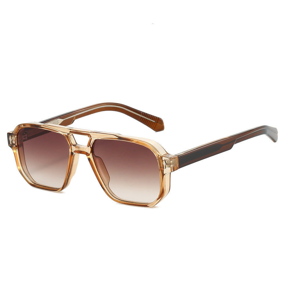 Dame moter solbrille i urban design med polariserte glass Skanto