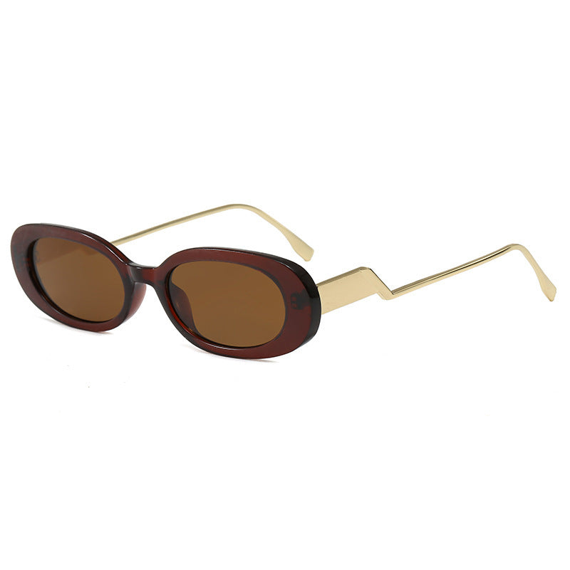 Dame retro-inspirert solbrille med moderne design og markant ramme Skanto