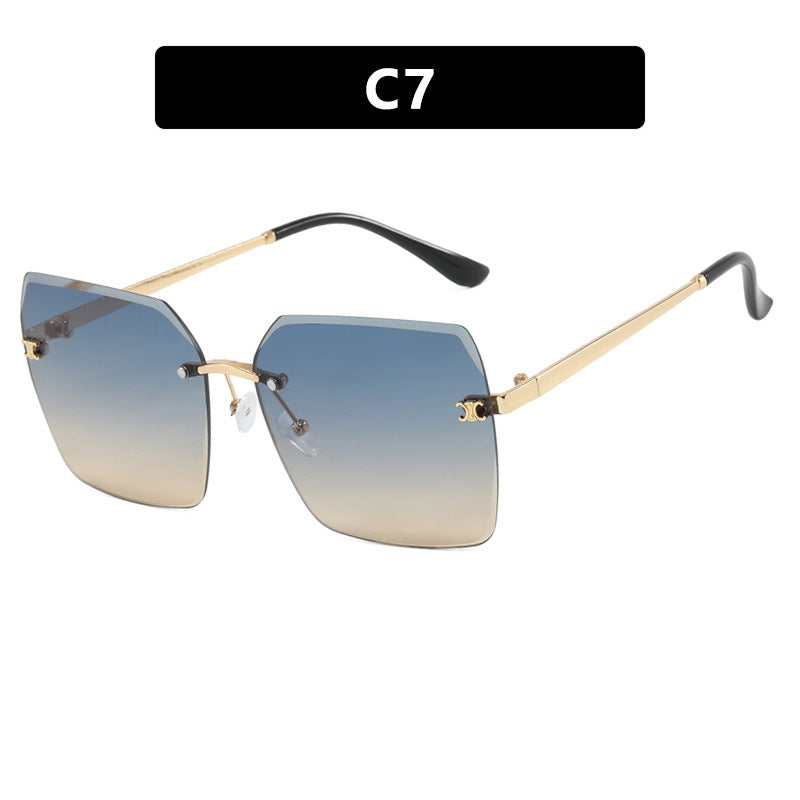 Dame firkantet solbrille i moderne design med filigran metallramme Skanto