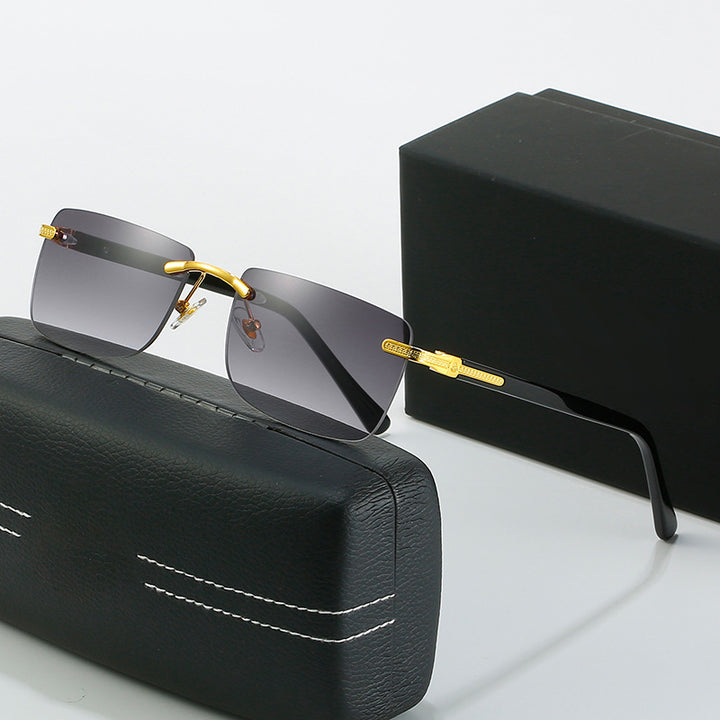 Dame moteriktig solbrille med stilren, firkantet ramme og elegante metallkanter Skanto
