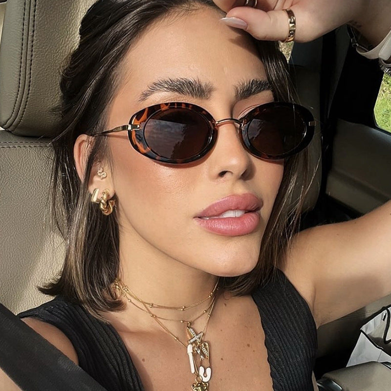 Dame moteriktig solbrille i elegant ovalt design Skanto
