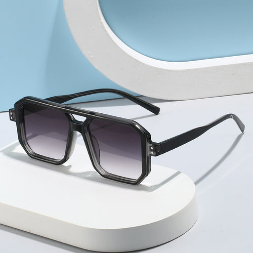 Dame moteriktig solbrille i moderne åttekantet design Skanto