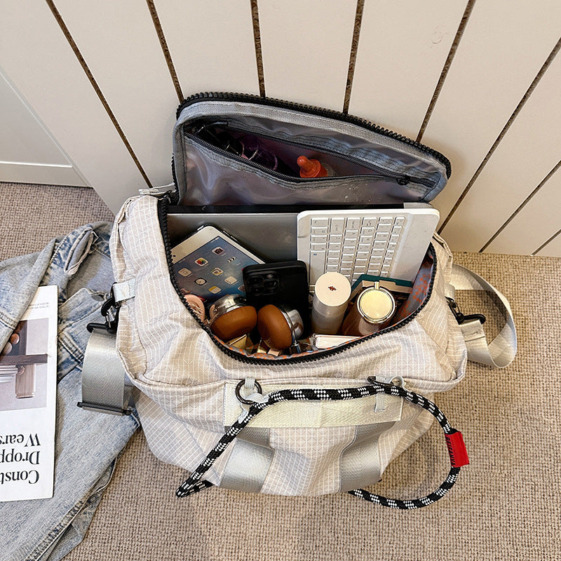 Stylish Sports Bag with Adjustable Shoulder Strap Skanto